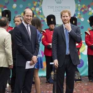 Le prince William et le prince Harry - La famille royale d'Angleterre sur l'avenue The Mall à Londres à l'occasion du 90ème anniversaire de la reine AGENCE / BESTIMAGE