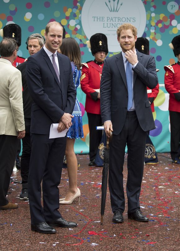 Le prince William et le prince Harry - La famille royale d'Angleterre sur l'avenue The Mall à Londres à l'occasion du 90ème anniversaire de la reine AGENCE / BESTIMAGE