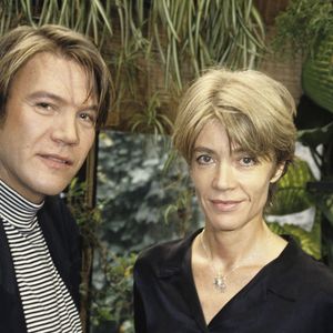 Découvrez ce havre de paix intime qui faisait tout le charme du quotidien de Françoise Hardy.

Archives - En France, à Paris, Françoise Hardy, en intérieur, dans une veranda de son appartement, donant sur son jardin, en compagnie de Patrick Juvet. En octobre 1991. 

© Jean Lenoir via Bestimage