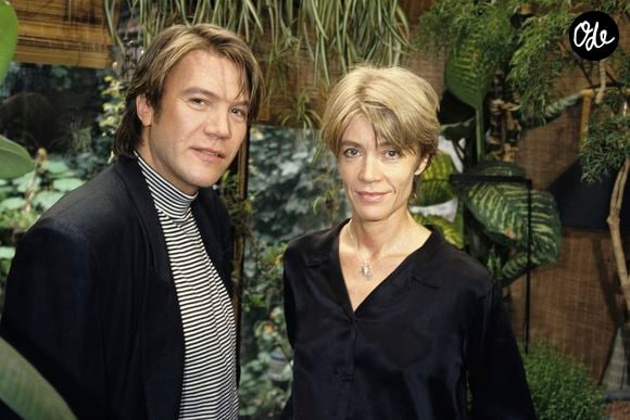 Découvrez ce havre de paix intime qui faisait tout le charme du quotidien de Françoise Hardy.

Archives - En France, à Paris, Françoise Hardy, en intérieur, dans une veranda de son appartement, donant sur son jardin, en compagnie de Patrick Juvet. En octobre 1991. 

© Jean Lenoir via Bestimage