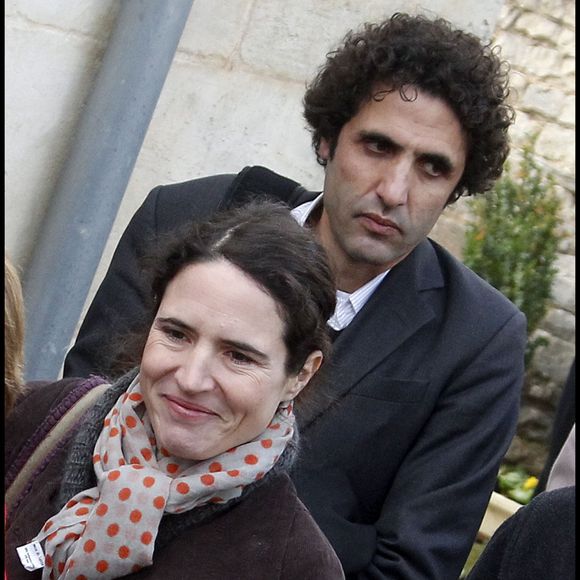 Mazarine Pingeot et Mohamed Ulad-Mohand, père de ses trois enfants, le 08/01/2011. Crédit Dominique Jacovides / Bestimage