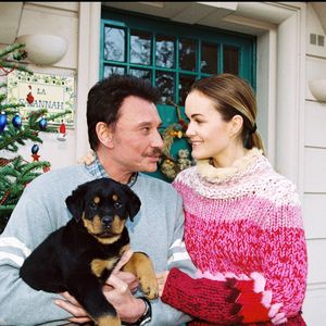 Pour marquer ce tournant décisif, Laeticia a choisi de rassembler ses proches lors d’une grande fête d’adieux organisée dans le jardin. 

Exclusif - Archives - Johnny Hallyday et sa femme Laeticia avec leur chien devant leur villa Savannah de Marnes-la-Coquette
DANIEL ANGELI / BESTIMAGE