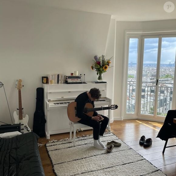 Aliocha Schneider dans l'appartement parisien qu'il partage avec Charlotte Cardin. Photo postée le 7 mai 2021 sur Instagram.