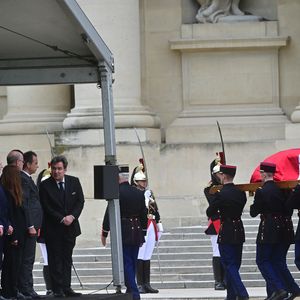 Les gardes républicains portent le cercueil lors d'un hommage national au philosophe et sociologue français Edgar Morin à l'Hôtel des Invalides à Paris, France, le 2 juin 2026. Edgar Morin est décédé à l'âge de 104 ans, le 29 mai 2026. © Christian Liewig/Bestimage
