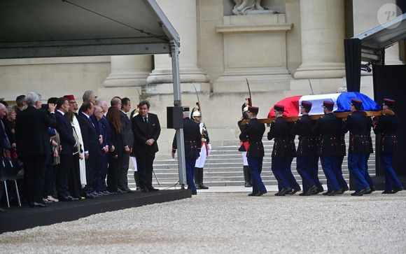 Les gardes républicains portent le cercueil lors d'un hommage national au philosophe et sociologue français Edgar Morin à l'Hôtel des Invalides à Paris, France, le 2 juin 2026. Edgar Morin est décédé à l'âge de 104 ans, le 29 mai 2026. © Christian Liewig/Bestimage