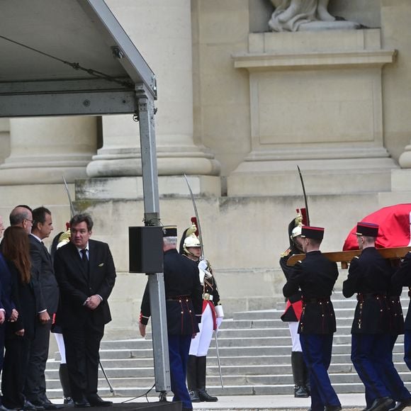 Les gardes républicains portent le cercueil lors d'un hommage national au philosophe et sociologue français Edgar Morin à l'Hôtel des Invalides à Paris, France, le 2 juin 2026. Edgar Morin est décédé à l'âge de 104 ans, le 29 mai 2026. © Christian Liewig/Bestimage