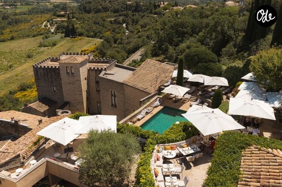 Portée par une forte identité familiale et une place centrale accordée à l'art, Maisons Pariente poursuit aujourd'hui son développement en France. 

Hôtel Crillon Le Brave, l'un des cinq hôtels de la famille Pariente.