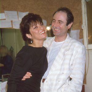 Michel Delpech et sa femme Geneviève dans sa loge à l'Olympia à Paris le 7 avril 1984.