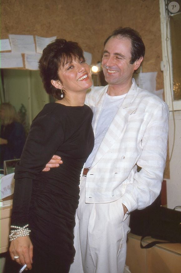 Michel Delpech et sa femme Geneviève dans sa loge à l'Olympia à Paris le 7 avril 1984.