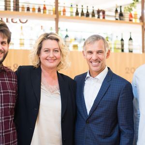 Exclusif - Paul et Luana Belmondo avec leurs fils Giacomo et Alessandro  au  restaurant l'Osteria del Vino du marché spacieux Eataly Paris Marais à Paris le 7 novembre 2019. © Tiziano Da Silva - Pierre Perusseau/Bestimage