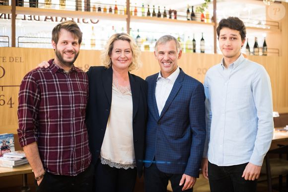 Exclusif - Paul et Luana Belmondo avec leurs fils Giacomo et Alessandro  au  restaurant l'Osteria del Vino du marché spacieux Eataly Paris Marais à Paris le 7 novembre 2019. © Tiziano Da Silva - Pierre Perusseau/Bestimage