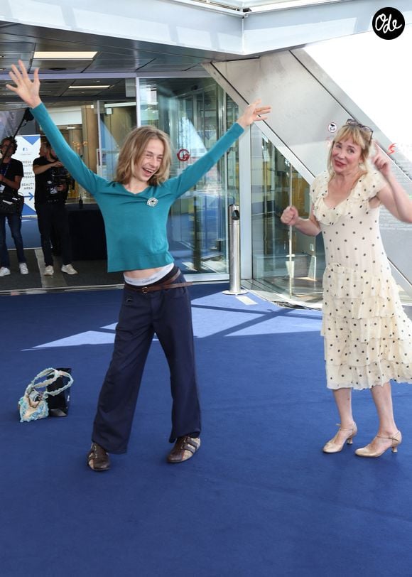Son allure androgyne, ses cheveux longs et son sens du style attirent immédiatement l'attention.

Julie Depardieu et son fils Billy - Photocall de 'Les derniers jours de Charles Baudelaire' lors de la 65eme édition du Festival TV De Monte Carlo le 14 Juin 2026

 © Denis Guignebourg /Bestimage