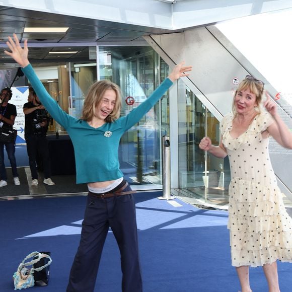 Son allure androgyne, ses cheveux longs et son sens du style attirent immédiatement l'attention.

Julie Depardieu et son fils Billy - Photocall de 'Les derniers jours de Charles Baudelaire' lors de la 65eme édition du Festival TV De Monte Carlo le 14 Juin 2026

 © Denis Guignebourg /Bestimage