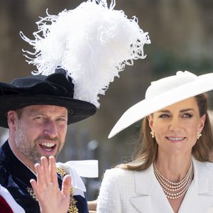 Alors que le prince William s'acquitte à ce jour du taux d’imposition sur le revenu le plus élevé pour le duché de Cornouailles, son domaine privé bien qu'il refuse d'en dévoiler le montant, la présentatrice Esther Okraku a pointé - au "Sun" - le fait que son frère cadet était lui aussi assez secret sur la question.

Kate Middleton et le prince William assistent au service de l'Ordre de la Jarretière au château de Windsor le 16 juin 2025 à Windsor, en Angleterre. © GoffPhotos/Bestimage