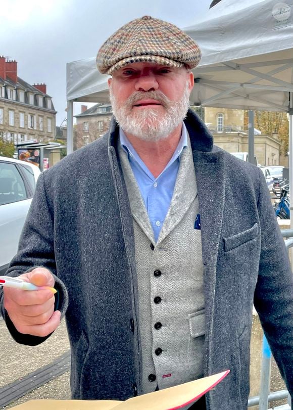 Philippe Etchebest (pour le livre "Un chef au bout du monde") en dédicace à la 43ème Foire du Livre de Brive le 9 novembre 2025.

© Fabien Faure / Bestimage
