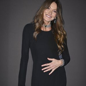 Carla Bruni- Diner Women In Motion, Kering au musee de La Castres à Cannes le 19 mai 2025. - Photocall du dîner "Women In Motion, Kering", Place de la Castre lors du 78ème Festival International du Film de Cannes le 18 mai 2025. © Olivier Borde/Bestimage