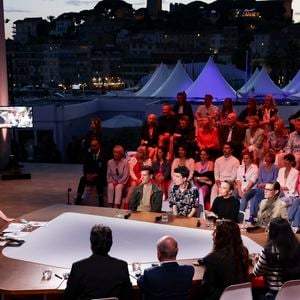 Exclusif - Bertrand Chameroy, Anne-Elisabeth Lemoine, Anouchka Delon, Hafsia Herzi, Elodie Bouchez, Charlotte Cardin - Plateau de l'émission "C à vous" lors du 78ème Festival International du Film de Cannes le 15 mai 2025.  © Jack Tribeca / Bestimage