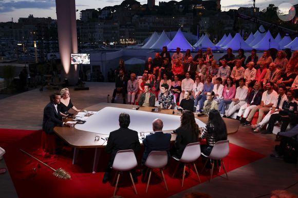 Exclusif - Bertrand Chameroy, Anne-Elisabeth Lemoine, Anouchka Delon, Hafsia Herzi, Elodie Bouchez, Charlotte Cardin - Plateau de l'émission "C à vous" lors du 78ème Festival International du Film de Cannes le 15 mai 2025.  © Jack Tribeca / Bestimage