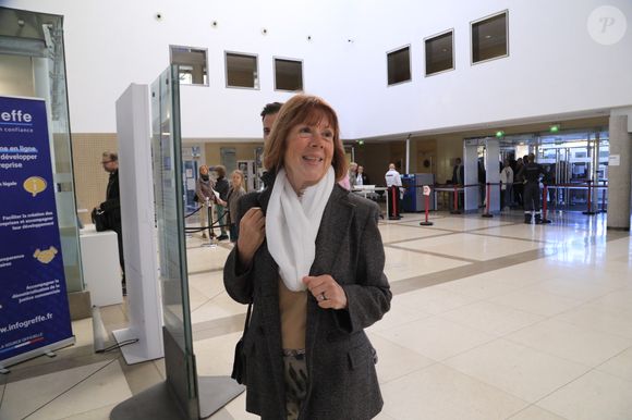 Gisèle Pélicot arrive au palais de justice d'Avignon lors du procès de son ex-mari D.Pelicot, accusé de l'avoir droguée pendant près de dix ans et d'avoir invité des inconnus à la violer à leur domicile de Mazan, une petite ville du sud de la France, à Avignon. Le 11 octobre 2024. © Franz Chavaroche / Bestimage