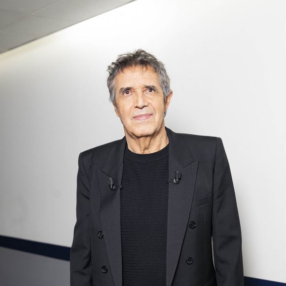 Julien Clerc en backstage de l'enregistrement de l'émission "Famille je vous aime" présentée par M.Drucker et qui sera diffusée le 29 décembre sur France 3, au studio Rive gauche, à Paris, France, le 2 décembre 2025. © Gaffiot-Perusseau/Bestimage