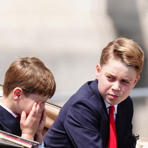 Le prince Louis (à gauche) et le prince George rentrent au palais de Buckingham après la cérémonie du drapeau dans le centre de Londres, alors que le roi Charles III célèbre son anniversaire officiel.  14 juin 2025. Photo by Aaron Chown/PA Wire/ABACAPRESS.COM