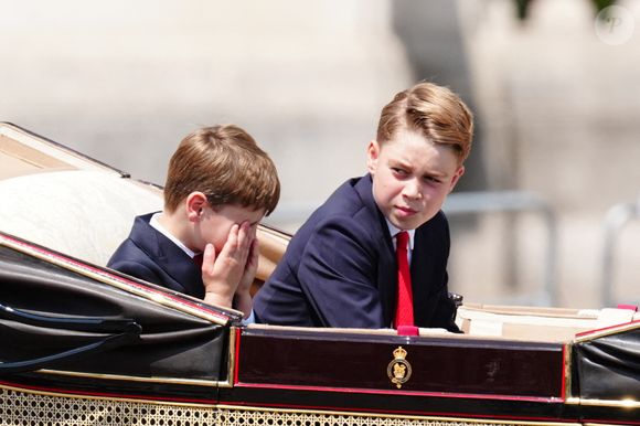 Le prince Louis (à gauche) et le prince George rentrent au palais de Buckingham après la cérémonie du drapeau dans le centre de Londres, alors que le roi Charles III célèbre son anniversaire officiel.  14 juin 2025. Photo by Aaron Chown/PA Wire/ABACAPRESS.COM