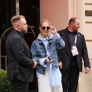 Paris, FRANCE - Céline Dion prend des photos et salue ses fans alors qu'elle se prépare à chanter pour les Jeux Olympiques à Paris, créant ainsi de joyeux souvenirs avec ses admirateurs. Sur la photo : Céline Dion
