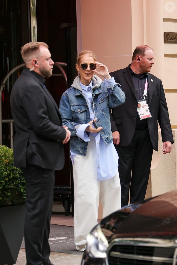 Paris, FRANCE - Céline Dion prend des photos et salue ses fans alors qu'elle se prépare à chanter pour les Jeux Olympiques à Paris, créant ainsi de joyeux souvenirs avec ses admirateurs. Sur la photo : Céline Dion