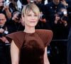 À ses côtés, Marina Foïs a captivé les regards dans une robe en velours brun aux épaules XXL très couture.

Marina Foïs - Montée des marches du film " El Ser Querido " lors du 79ème Festival International du Film de Cannes, le 16 mai 2026. © Jacovides-Moreau / Bestimage
