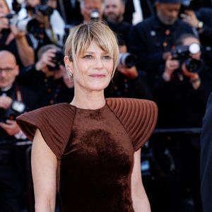 À ses côtés, Marina Foïs a captivé les regards dans une robe en velours brun aux épaules XXL très couture.
Marina Foïs - Montée des marches du film " El Ser Querido " lors du 79ème Festival International du Film de Cannes, le 16 mai 2026. © Jacovides-Moreau / Bestimage