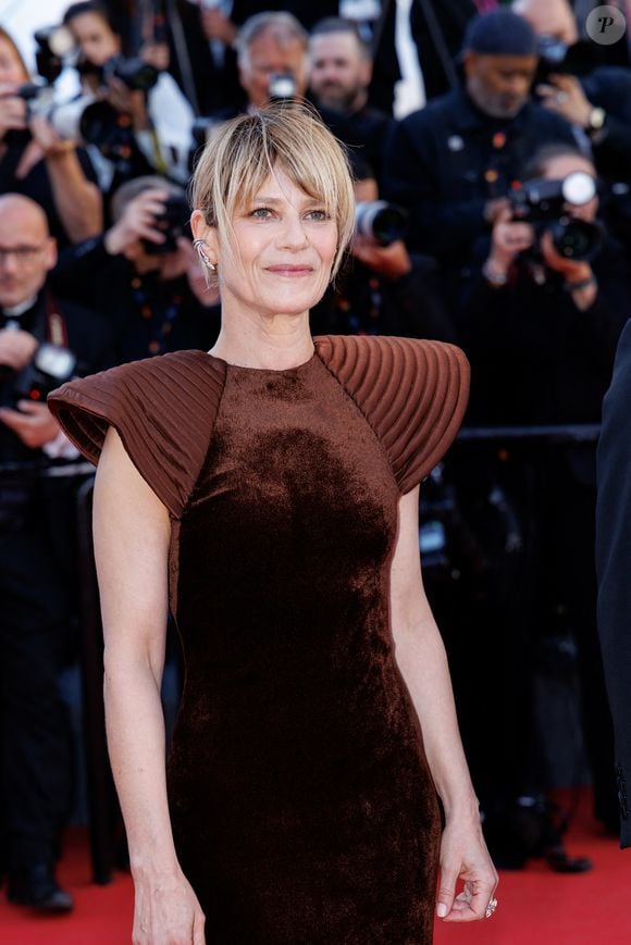 À ses côtés, Marina Foïs a captivé les regards dans une robe en velours brun aux épaules XXL très couture.

Marina Foïs - Montée des marches du film " El Ser Querido " lors du 79ème Festival International du Film de Cannes, le 16 mai 2026. © Jacovides-Moreau / Bestimage