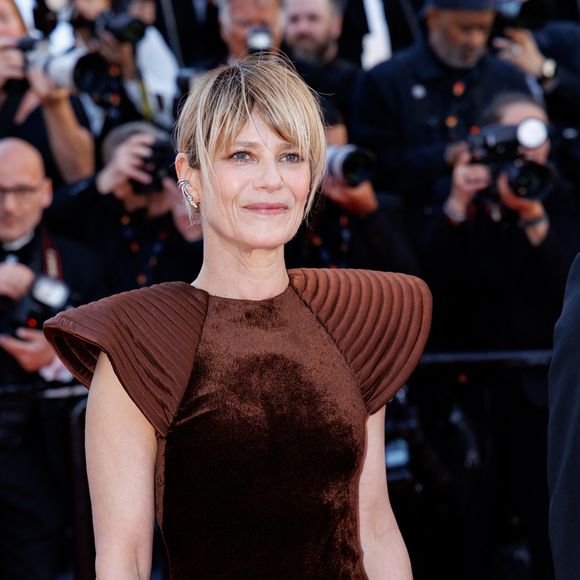 À ses côtés, Marina Foïs a captivé les regards dans une robe en velours brun aux épaules XXL très couture.

Marina Foïs - Montée des marches du film " El Ser Querido " lors du 79ème Festival International du Film de Cannes, le 16 mai 2026. © Jacovides-Moreau / Bestimage