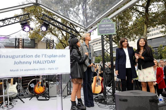Exclusif - No Web - Anne Hidalgo, Maire de Paris, Laeticia Hallyday et ses filles Jade et Joy - Inauguration de l'esplanade "Johnny Hallyday" et de la statue "Quelque chose de ..." de l'artiste Bertrand Lavier sur le parvis de la salle de concert AccorHotels Arena Paris Bercy à Paris. Le 14 septembre 2021
© Borde-Jacovides-Moreau / Bestimage
