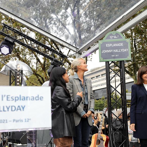 Exclusif - No Web - Anne Hidalgo, Maire de Paris, Laeticia Hallyday et ses filles Jade et Joy - Inauguration de l'esplanade "Johnny Hallyday" et de la statue "Quelque chose de ..." de l'artiste Bertrand Lavier sur le parvis de la salle de concert AccorHotels Arena Paris Bercy à Paris. Le 14 septembre 2021
© Borde-Jacovides-Moreau / Bestimage