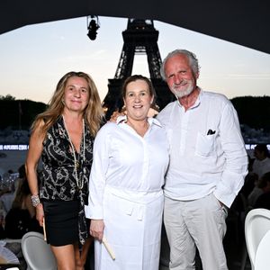 Exclusif - Coco Coupérie-Eiffel, Hélène Darroze, Yann Arthus-Bertrand au dîner de gala à l’espace VIP au Longines Paris Eiffel Jumping au pied de la Tour Eiffel sur le Champ-de-Mars à Paris, France, le 21 juin 2025. © Perusseau-Veeren/Bestimage