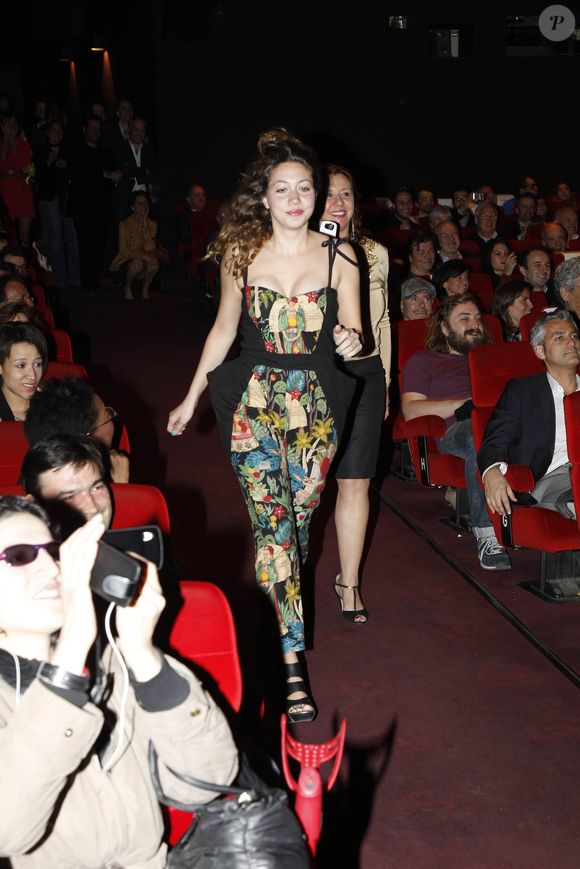 Louise Chabat reproche ensuite aux médecins de ne pas avoir fait preuve de soutien et, au contraire, d'avoir créé un climat négatif les derniers jours de sa grossesse.

Louise Chabat, fille d'Alain Chabat, à l'avant-première de Sur la piste du Marsupilami" au Gaumont Marignan le 26 mars 2012. Photo : AGENCE / BESTIMAGE