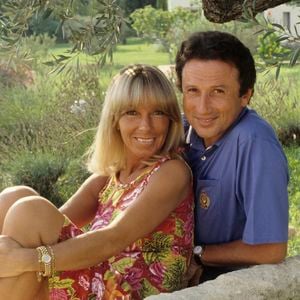 Amoureuse de Michel Drucker, Dany Saval a été mariée à trois hommes avant de rencontrer le célèbre animateur français.

Archives -En France, en vacances dans les Alpilles, Michel Drucker et sa femme Dany Saval. Date inconnue
© Alain Canu via Bestimage