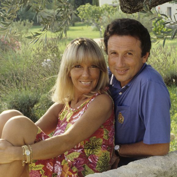 Amoureuse de Michel Drucker, Dany Saval a été mariée à trois hommes avant de rencontrer le célèbre animateur français.

Archives -En France, en vacances dans les Alpilles, Michel Drucker et sa femme Dany Saval. Date inconnue
© Alain Canu via Bestimage