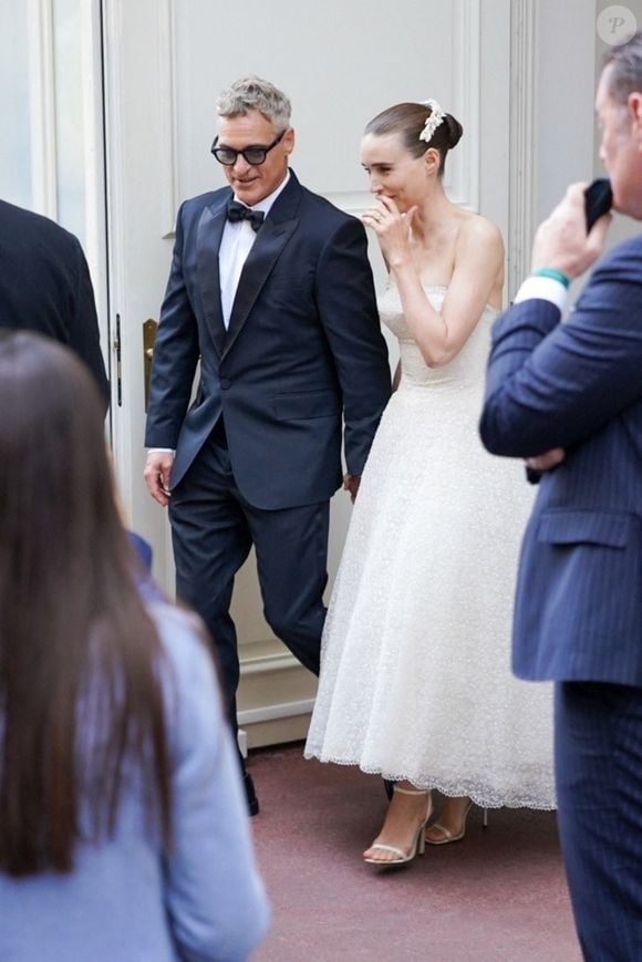 Rooney Mara et Joaquin Phoenix à la sortie de l'hôtel Carlton à Cannes le 16 mai 2025. 
Backgrid USA / Bestimage