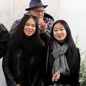 Joy et Jade Hallyday lors de l'inauguration d'une plaque commémorative en hommage à Johnny Hallyday devant l'immeuble où le chanteur français a grandi dans le 9ème arrondissement de Paris, France, le 22 décembre 2023. © Dominique Jacovides/Bestimage
