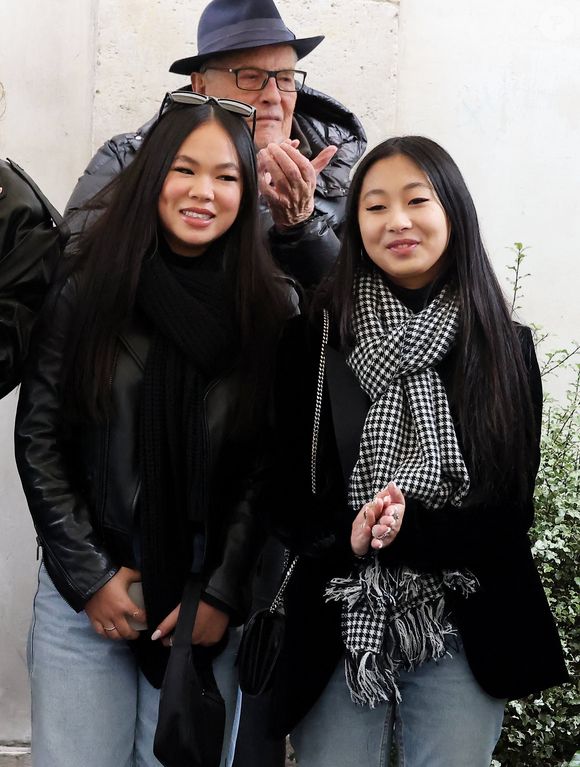 Joy et Jade Hallyday lors de l'inauguration d'une plaque commémorative en hommage à Johnny Hallyday devant l'immeuble où le chanteur français a grandi dans le 9ème arrondissement de Paris, France, le 22 décembre 2023. © Dominique Jacovides/Bestimage