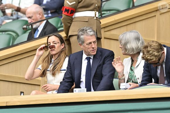 Cette scène a montré une facette inattendue et détendue d’une star souvent perçue comme très sophistiquée. 

Hugh Grant et sa femme Anna Elisabet Eberstein dans les tribunes lors du treizième jour des Championnats de tennis de Wimbledon au All England Lawn Tennis and Croquet Club, le 12 juillet 2024 à Londres, Angleterre. © Chryslene Caillaud/Panoramic/Bestimage