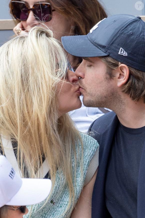 Cette union intervient quasi un an jour pour jour après l'annonce de sa séparation avec Carine Galli.

Carine Galli et Giovanni Castaldi à Roland-Garros, le 31 mai 2022. 

Photo : Cyril Moreau - Dominique Jacovides / Bestimage