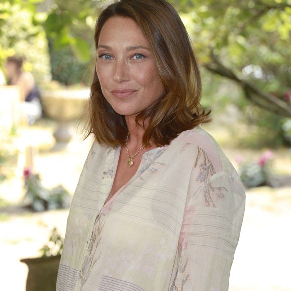 Pour compléter sa pratique, Laura intègre le Pilates et le yoga, qui l’aident à corriger sa posture, à préserver son dos et à trouver un calme intérieur. 

Laura Smet,  film Surface
La 18ème édition du festival du Film Francophone d'Angoulême, mardi 26 août 2025. © Christophe Aubert via Bestimage