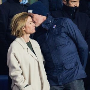 Denis Brogniart et sa femme Hortense - People des les tribunes de la coupe du Monde de Rugby France 2023 - Match de quart de finale "France-Afrique du Sud (28-29)" au Stade de France à Saint-Denis 15 octobre 2023. © Moreau-Jacovides/Bestimage