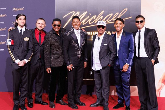 Prince et Bigi, les deux fils de Michael Jackson, se sont présentés sur le tapis rouge à Berlin à l’occasion de la grande première mondiale du film "Michael", biopic retraçant la vie de leur père.

Les membres de la famille Jackson Prince Michael Jackson (de gauche à droite) Bigi Jackson, Jackie Jackson, Jermaine Jackson et d'autres membres de l'équipe se tiennent sur le tapis rouge avant la première du film "Michael" à Berlin. Photo : Carsten Koall/DPA/ABACAPRESS.COM