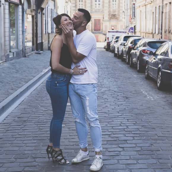 Né il y a moins d'un mois, le bébé se trouve hospitalisé.

Raphaël (Mariés au premier regard) avec sa compagne sur Instagram