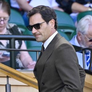 Tout au long de sa carrière, le Suisse qui fête ses 45 ans ce samedi 8 août 2026 a bâti sa fortune grâce à plusieurs sources de revenus.

Roger Federer dans les tribunes du tournoi de Wimbledon 2026 au All England Lawn Tennis and Croquet Club de Londres, Royaume Uni, le 6 juillet 2026. © Chryslene Caillaud/Psnewz/Bestimage