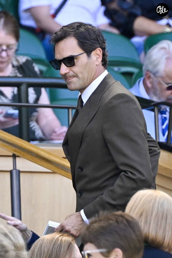 Tout au long de sa carrière, le Suisse qui fête ses 45 ans ce samedi 8 août 2026 a bâti sa fortune grâce à plusieurs sources de revenus.

Roger Federer dans les tribunes du tournoi de Wimbledon 2026 au All England Lawn Tennis and Croquet Club de Londres, Royaume Uni, le 6 juillet 2026. © Chryslene Caillaud/Psnewz/Bestimage