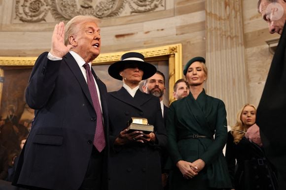 Le président Donald Trump prête serment en tant que 47e président des États-Unis dans la rotonde du Capitole à Washington, DC, le lundi 20 janvier 2025. Le président de la Cour suprême, John Roberts, fait prêter serment à l'épouse de Donald Trump, Melania Trump, qui tient la bible.    Pool photo by Chip Somodevilla/UPI/ABACAPRESS.COM